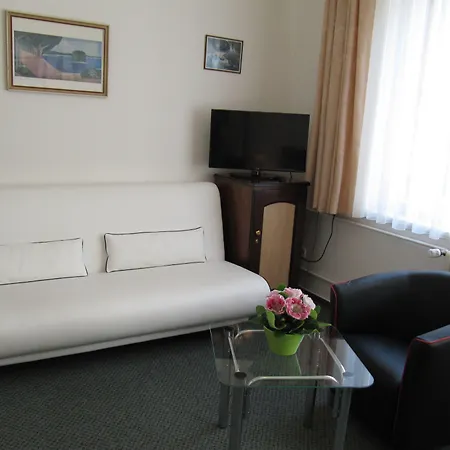 Residence Dykova - Former Pension Jana, Domov Mladeze-3