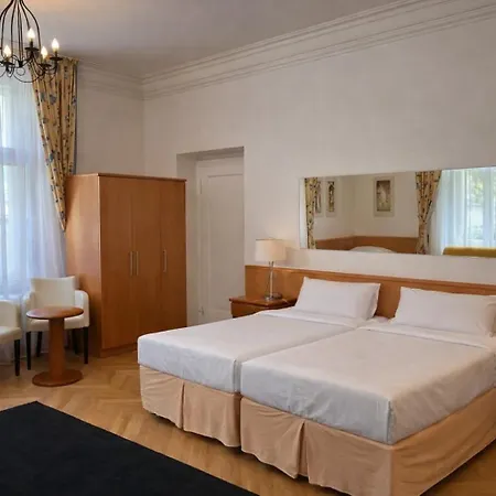 Residence Dykova - Former Pension Jana, Domov Mladeze-2
